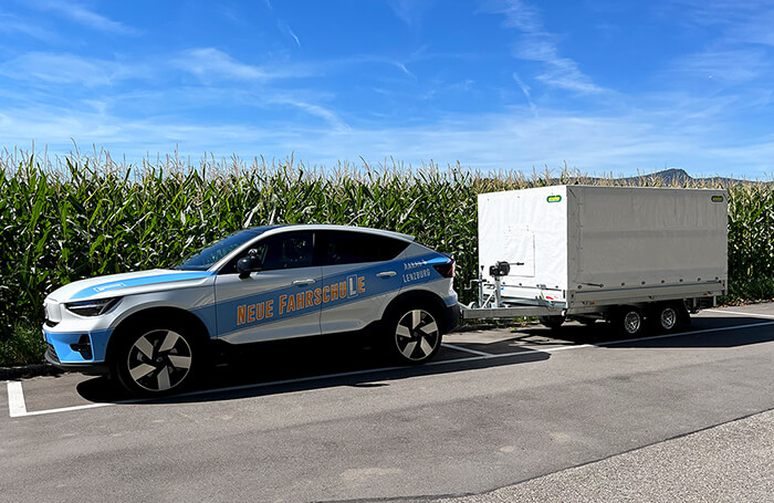 Fahrschulauto der Neue Fahrschule Aarau mit Anhänger