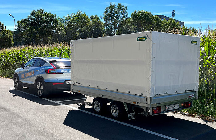 Anhänger Unsinn der Neue Fahrschule Aarau mit Fahrschulauto